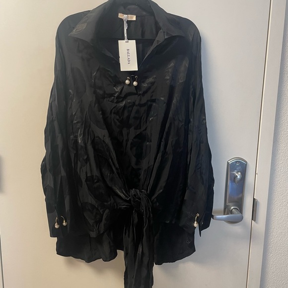 NWT European Couture:Gorgeous, Relaxed Fit Black Blouse w/ Unique Golden Details - Picture 4 of 10